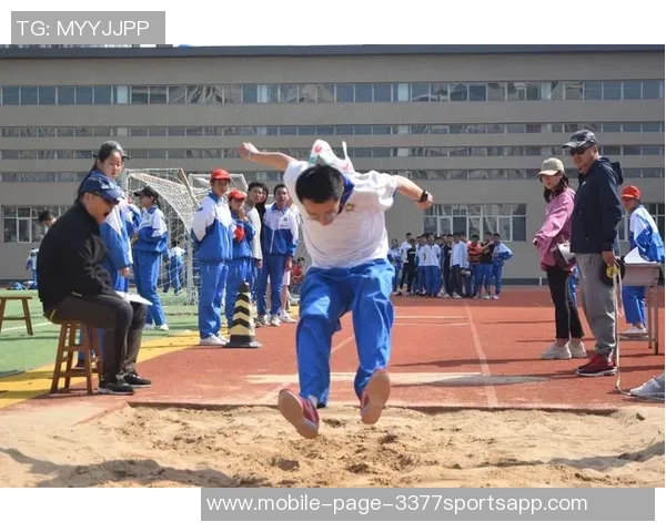 普理查德揭露训练营对抗激烈程度颈部血痕见证战斗般的拼搏精神